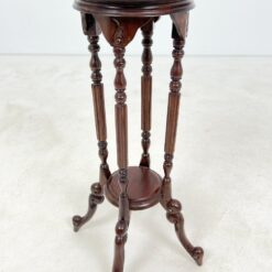 Raudonmedžio staliukas – kolona su lentynėle 42x43x76,5 cm