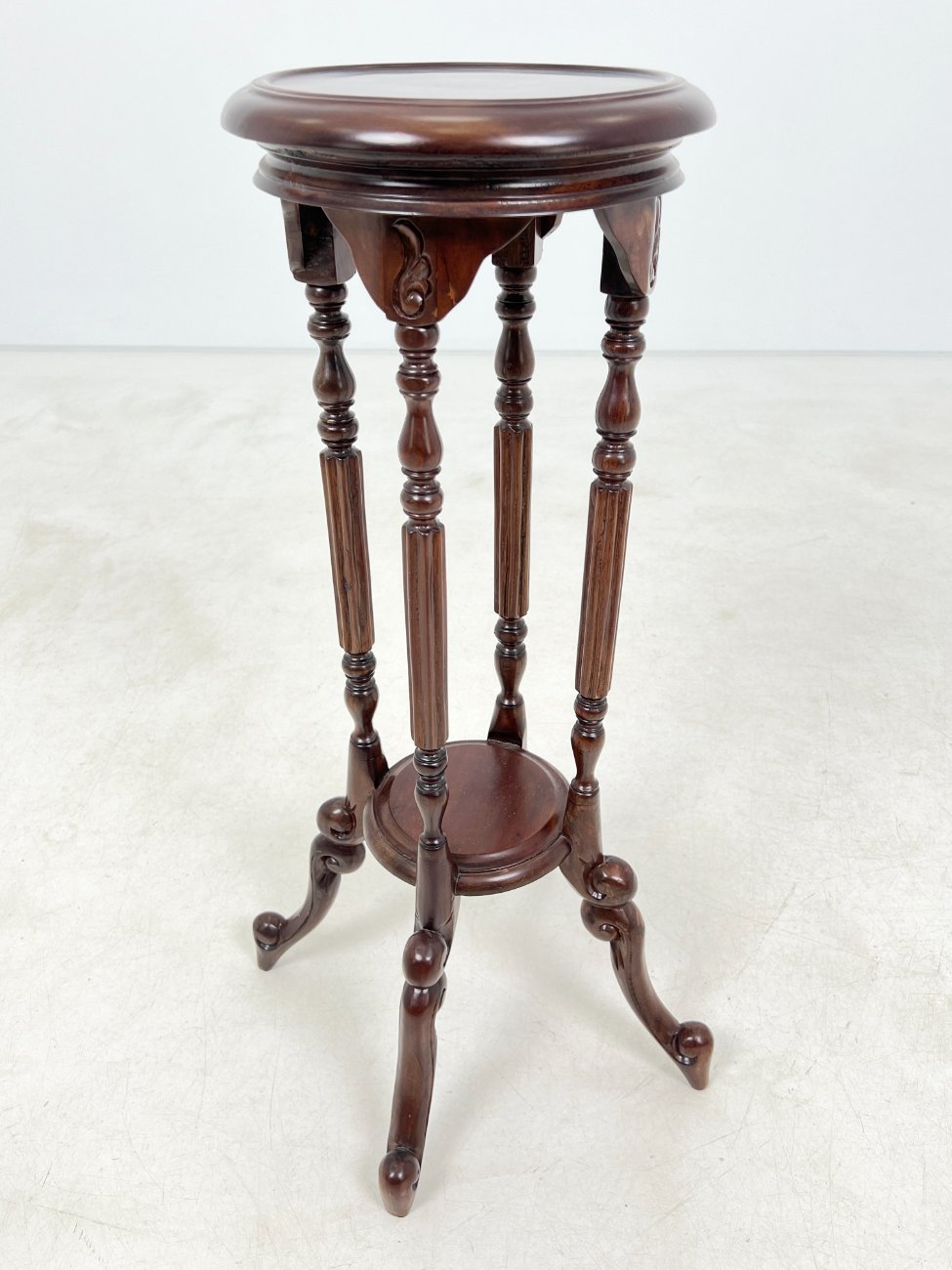 HK1029-kolonos-1 Raudonmedžio staliukas – kolona su lentynėle 42x43x76,5 cm