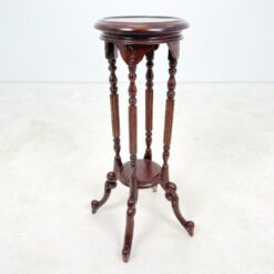 Raudonmedžio staliukas – kolona su lentynėle 42x43x76,5 cm