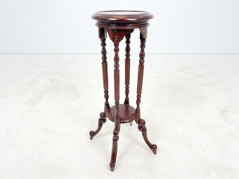 HK1029-kolonos-2 Raudonmedžio staliukas – kolona su lentynėle 42x43x76,5 cm