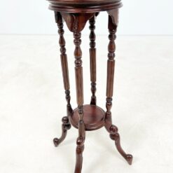 Raudonmedžio staliukas – kolona su lentynėle 42x43x76,5 cm