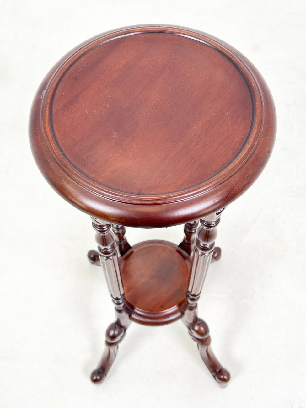 HK1029-kolonos-4 Raudonmedžio staliukas – kolona su lentynėle 42x43x76,5 cm