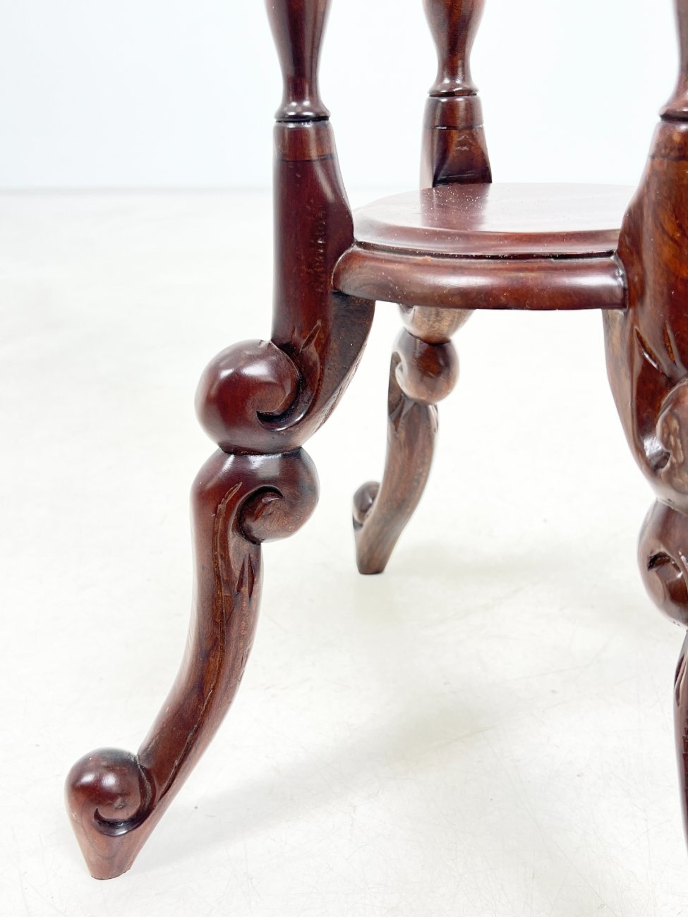 HK1029-kolonos-6 Raudonmedžio staliukas – kolona su lentynėle 42x43x76,5 cm