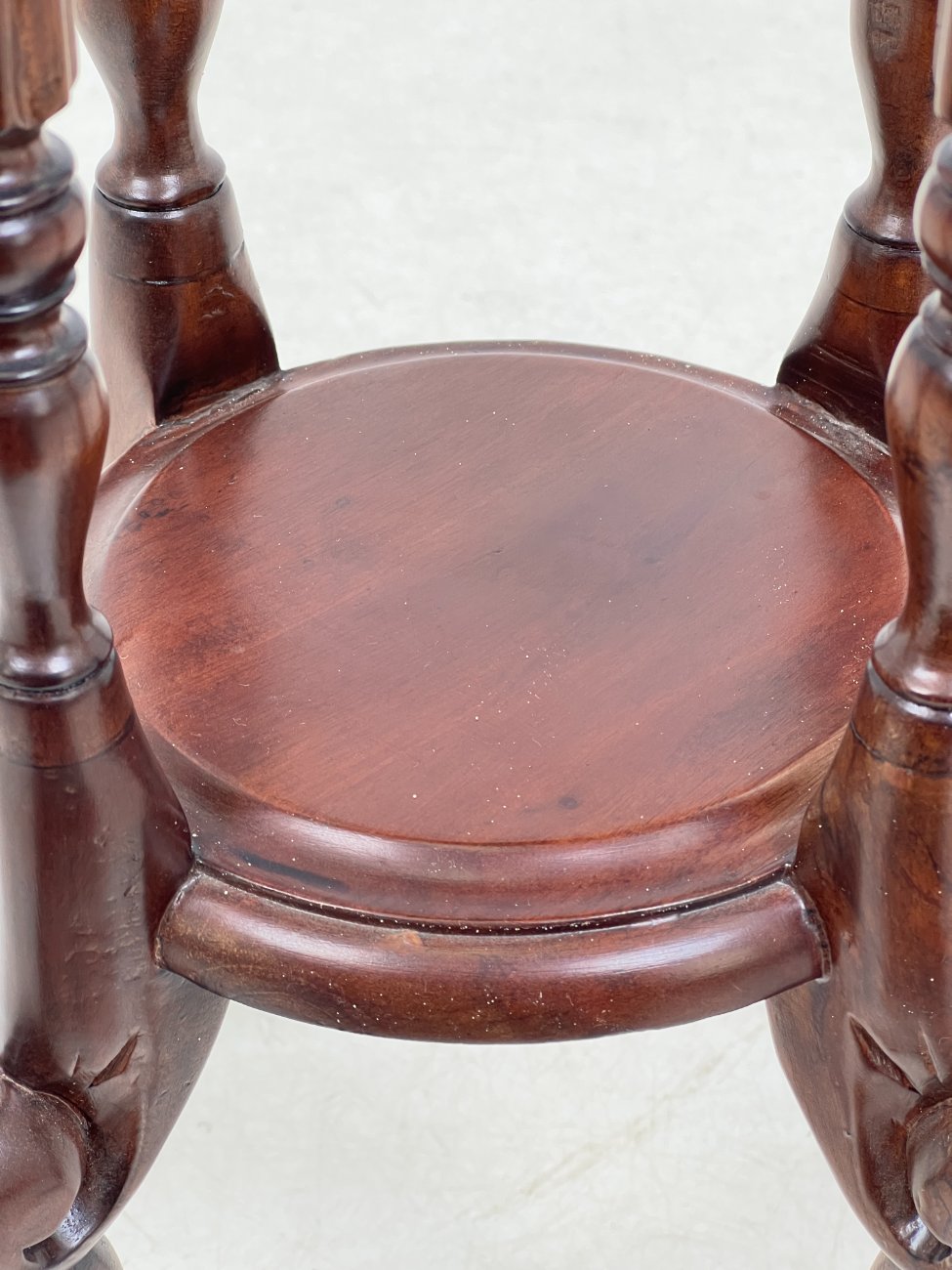 HK1029-kolonos-7 Raudonmedžio staliukas – kolona su lentynėle 42x43x76,5 cm