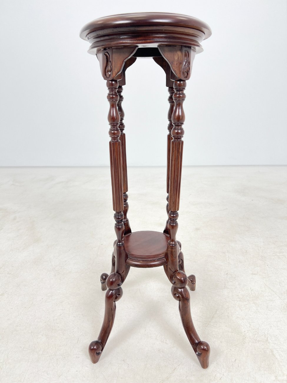 HK1029-kolonos-8 Raudonmedžio staliukas – kolona su lentynėle 42x43x76,5 cm