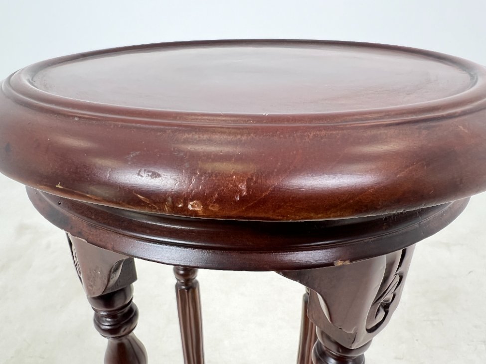 HK1029-kolonos-9 Raudonmedžio staliukas – kolona su lentynėle 42x43x76,5 cm