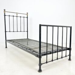 Juoda, barokinio stiliaus metalinė lova su grotelėmis 200x92x130 cm
