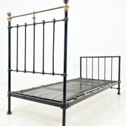 Juoda, barokinio stiliaus metalinė lova su grotelėmis 200x92x130 cm