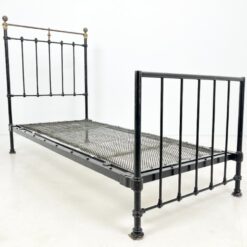 Juoda, barokinio stiliaus metalinė lova su grotelėmis 200x92x130 cm