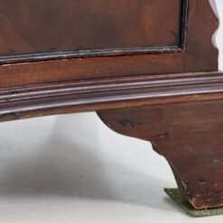 Britiško stiliaus, raudonmedžio, devynių stalčių komoda 40,5x82x153,5 cm