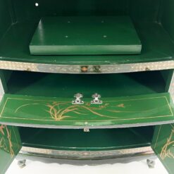 Rytietiška, medinė, žalios spalvos komoda 58x106x165,5 cm