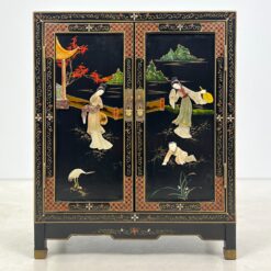 Rytietiška dviejų durų spintelė su akmens figūromis 32x56x68,5 cm