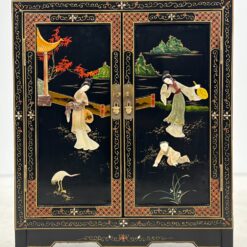 Rytietiška dviejų durų spintelė su akmens figūromis 32x56x68,5 cm