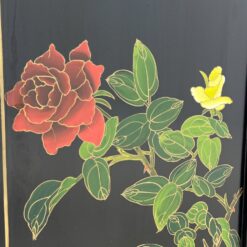 Rytietiška dviejų durų spintelė su akmens figūromis 32x56x68,5 cm