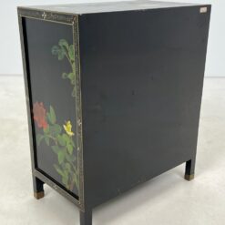 Rytietiška dviejų durų spintelė su akmens figūromis 32x56x68,5 cm