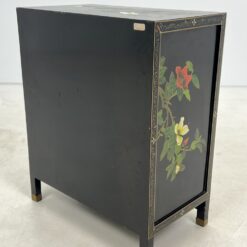 Rytietiška dviejų durų spintelė su akmens figūromis 32x56x68,5 cm