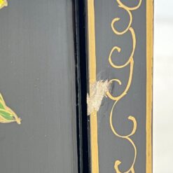 Rytietiška dviejų durų spintelė su akmens figūromis 32x56x68,5 cm