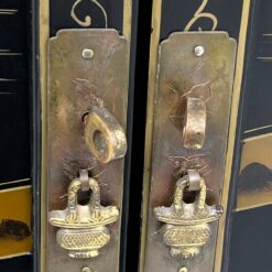 Rytietiška dviejų durų spintelė su akmens figūromis 32x56x68,5 cm