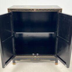 Rytietiška dviejų durų spintelė su akmens figūromis 32x56x68,5 cm