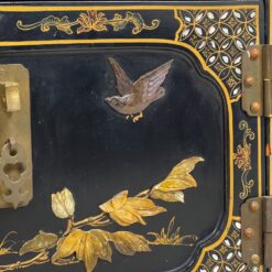 Rytietiška TV komoda su durelėmis ir stalčiumi 37,5×93,5×74 cm