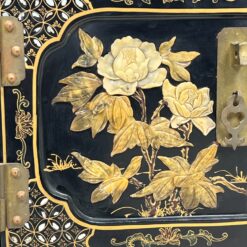 Rytietiška TV komoda su durelėmis ir stalčiumi 37,5×93,5×74 cm