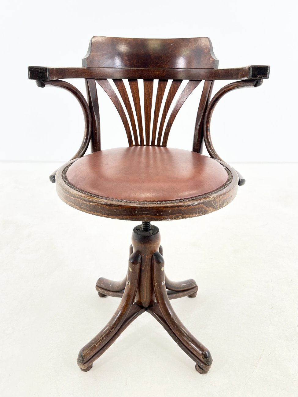 HK1049-valgomojo-kreslai-1 Thonet stiliaus odinė darbo kėdė 56x66x80-90 cm, 49-60 cm