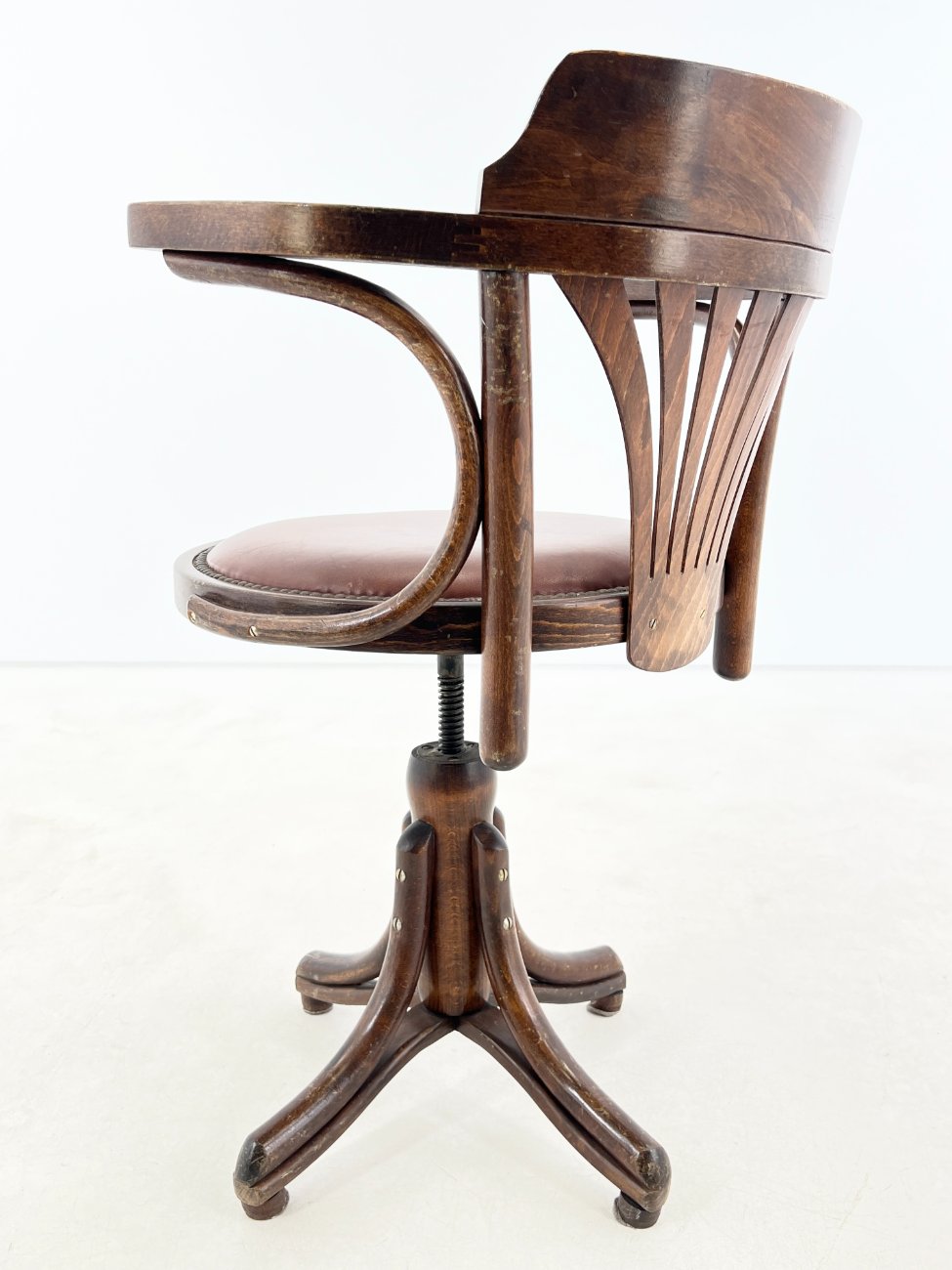 HK1049-valgomojo-kreslai-12 Thonet stiliaus odinė darbo kėdė 56x66x80-90 cm, 49-60 cm