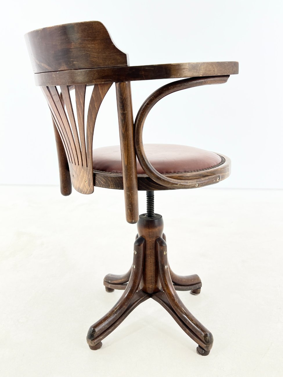 HK1049-valgomojo-kreslai-13 Thonet stiliaus odinė darbo kėdė 56x66x80-90 cm, 49-60 cm