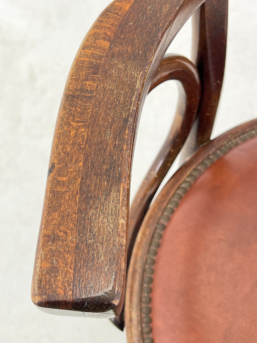 HK1049-valgomojo-kreslai-15 Thonet stiliaus odinė darbo kėdė 56x66x80-90 cm, 49-60 cm