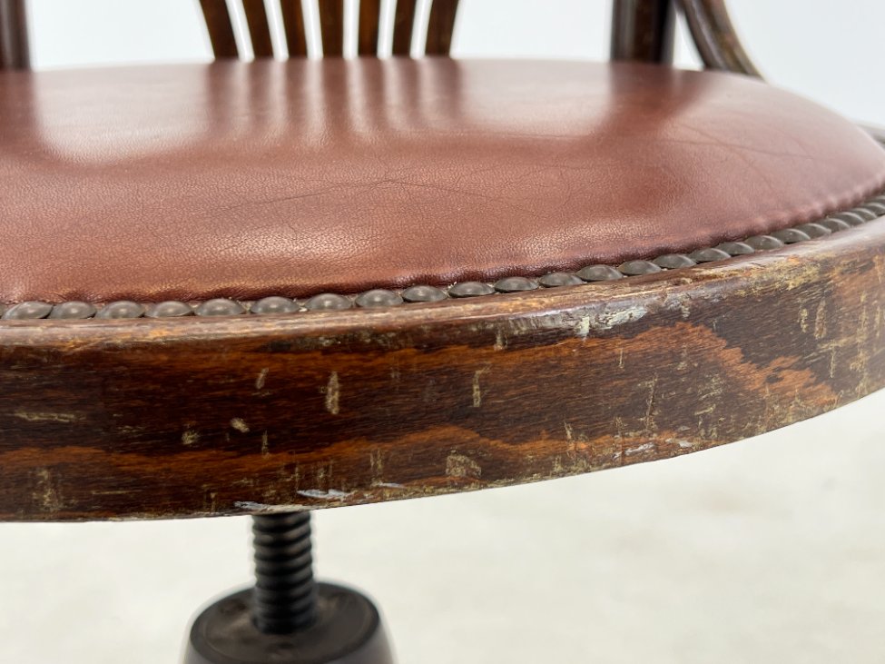 HK1049-valgomojo-kreslai-16 Thonet stiliaus odinė darbo kėdė 56x66x80-90 cm, 49-60 cm