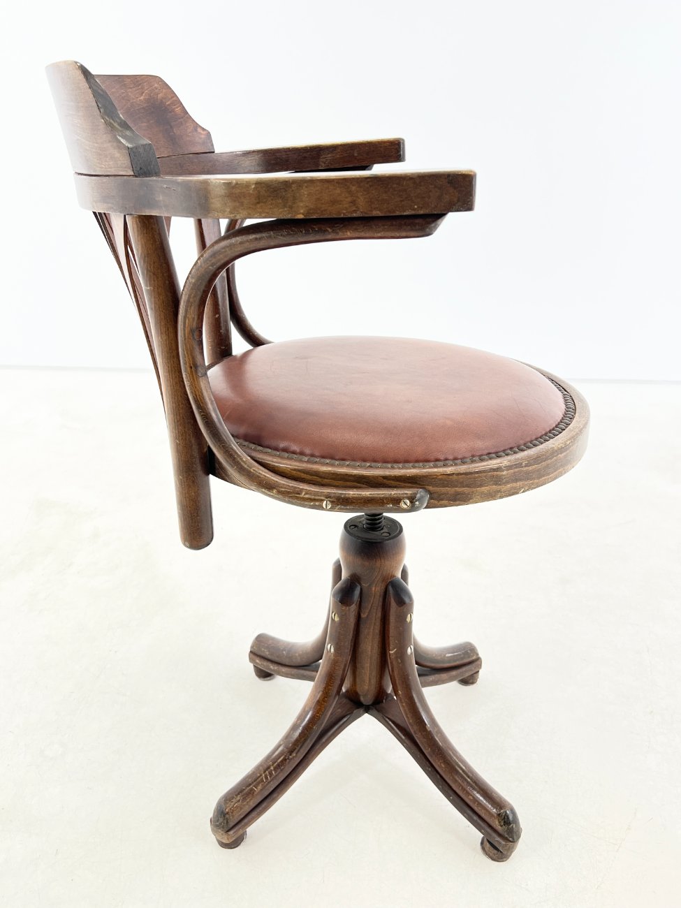 HK1049-valgomojo-kreslai-3 Thonet stiliaus odinė darbo kėdė 56x66x80-90 cm, 49-60 cm