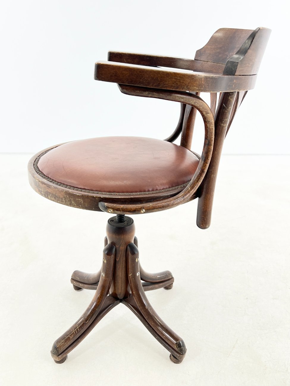 HK1049-valgomojo-kreslai-4 Thonet stiliaus odinė darbo kėdė 56x66x80-90 cm, 49-60 cm