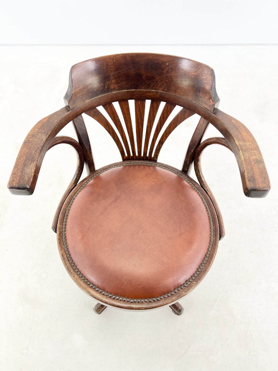 HK1049-valgomojo-kreslai-5 Thonet stiliaus odinė darbo kėdė 56x66x80-90 cm, 49-60 cm