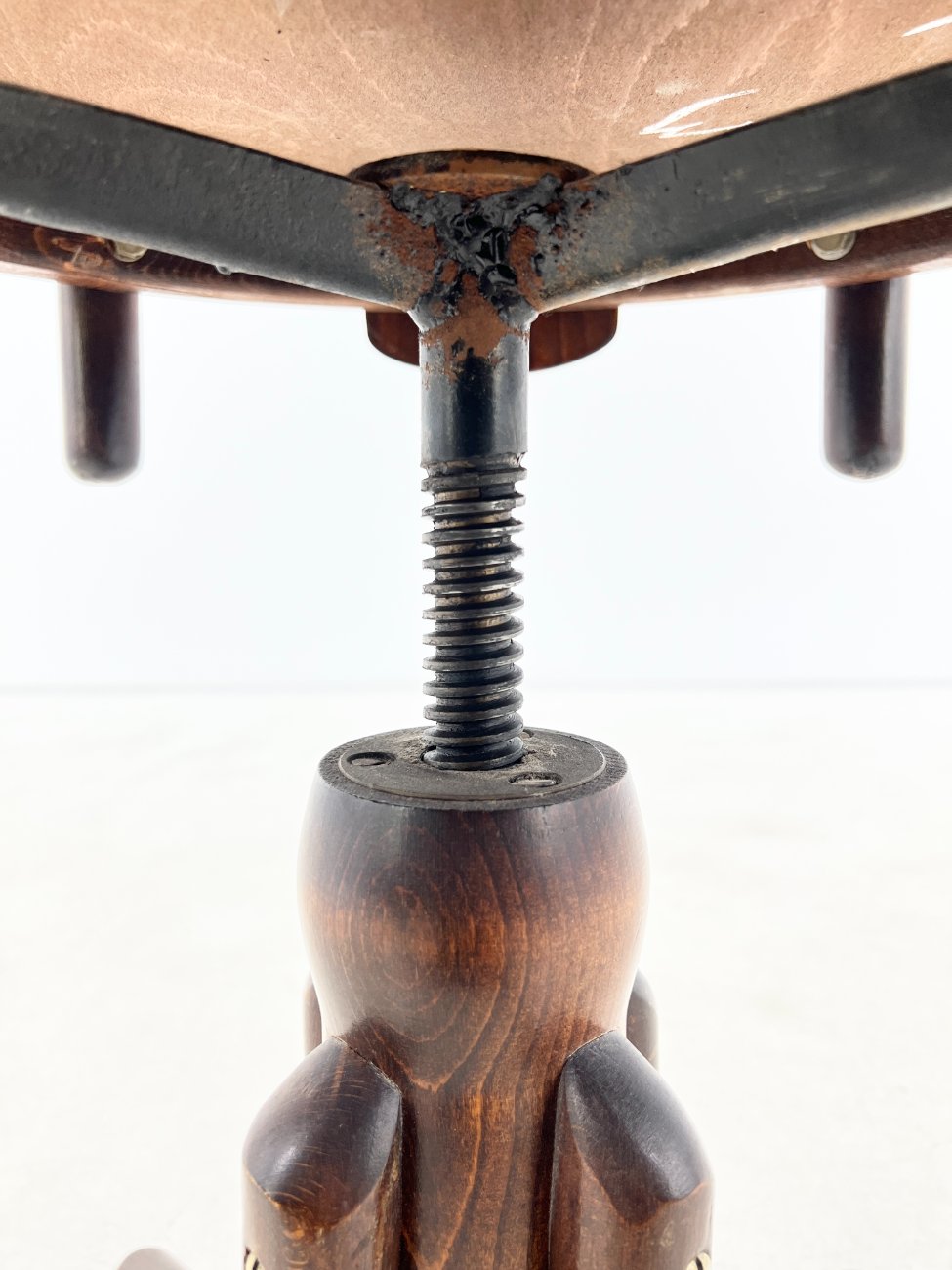 HK1049-valgomojo-kreslai-8 Thonet stiliaus odinė darbo kėdė 56x66x80-90 cm, 49-60 cm