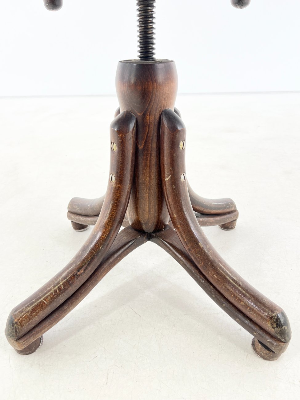 HK1049-valgomojo-kreslai-9 Thonet stiliaus odinė darbo kėdė 56x66x80-90 cm, 49-60 cm