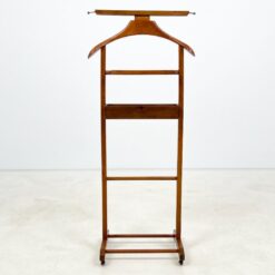 Medinė, pastatoma kostiumo pakaba ant ratukų su žalvariu 35,5x45x105,5 cm