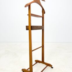 Medinė, pastatoma kostiumo pakaba ant ratukų su žalvariu 35,5x45x105,5 cm