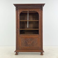 Ąžuolinė vienų durų, drožinėta knygų spinta 38,5x114,5x185 cm