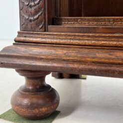 Ąžuolinė vienų durų, drožinėta knygų spinta 38,5×114,5×185 cm