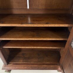 Ąžuolinė vienų durų, drožinėta knygų spinta 38,5×114,5×185 cm