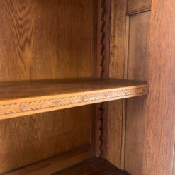 Ąžuolinė vienų durų, drožinėta knygų spinta 38,5×114,5×185 cm