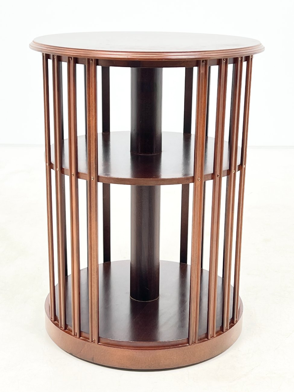 HK1053-knygu-baldai-1 Raudonmedžio apvali knygų lentyna ant ratukų 49x49x66,5 cm