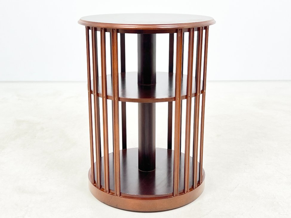 HK1053-knygu-baldai-2 Raudonmedžio apvali knygų lentyna ant ratukų 49x49x66,5 cm