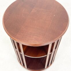 Raudonmedžio apvali knygų lentyna ant ratukų 49x49x66,5 cm