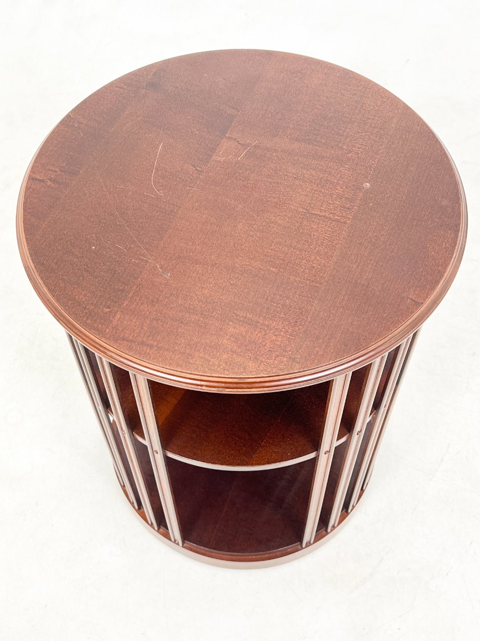 HK1053-knygu-baldai-3 Raudonmedžio apvali knygų lentyna ant ratukų 49x49x66,5 cm