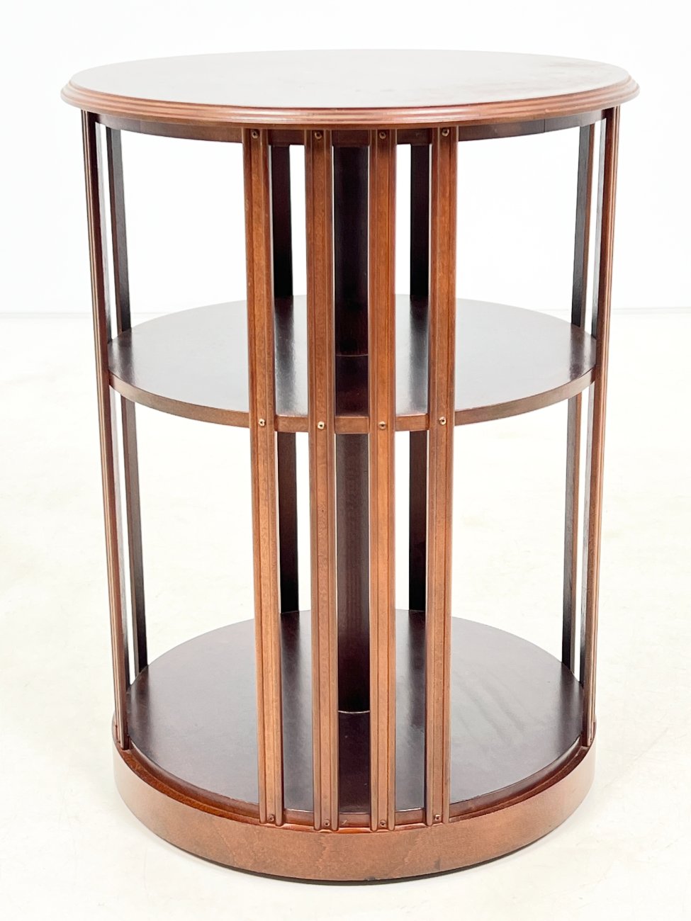 HK1053-knygu-baldai-4 Raudonmedžio apvali knygų lentyna ant ratukų 49x49x66,5 cm