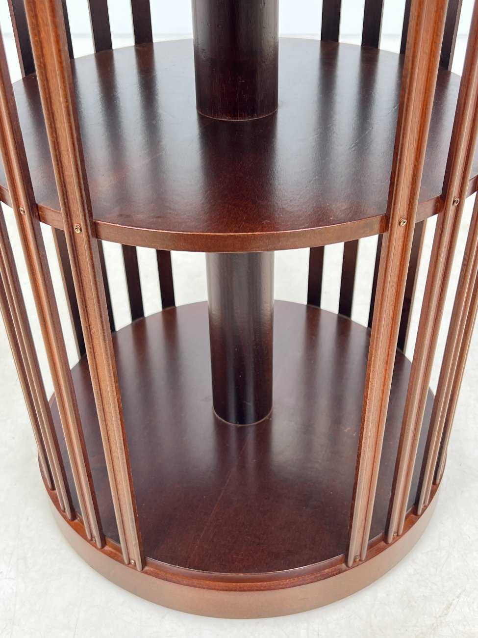 HK1053-knygu-baldai-5 Raudonmedžio apvali knygų lentyna ant ratukų 49x49x66,5 cm