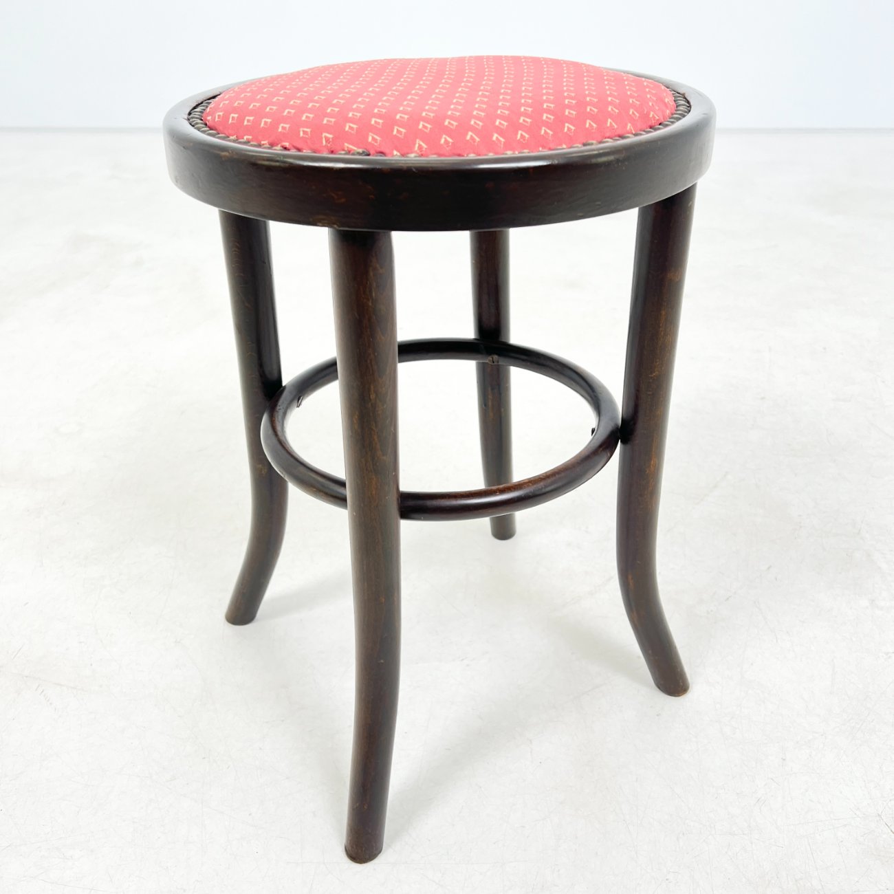 HK1054-pufai-0 Medinė taburetė su gobelenu 40,5×40,5×46 cm