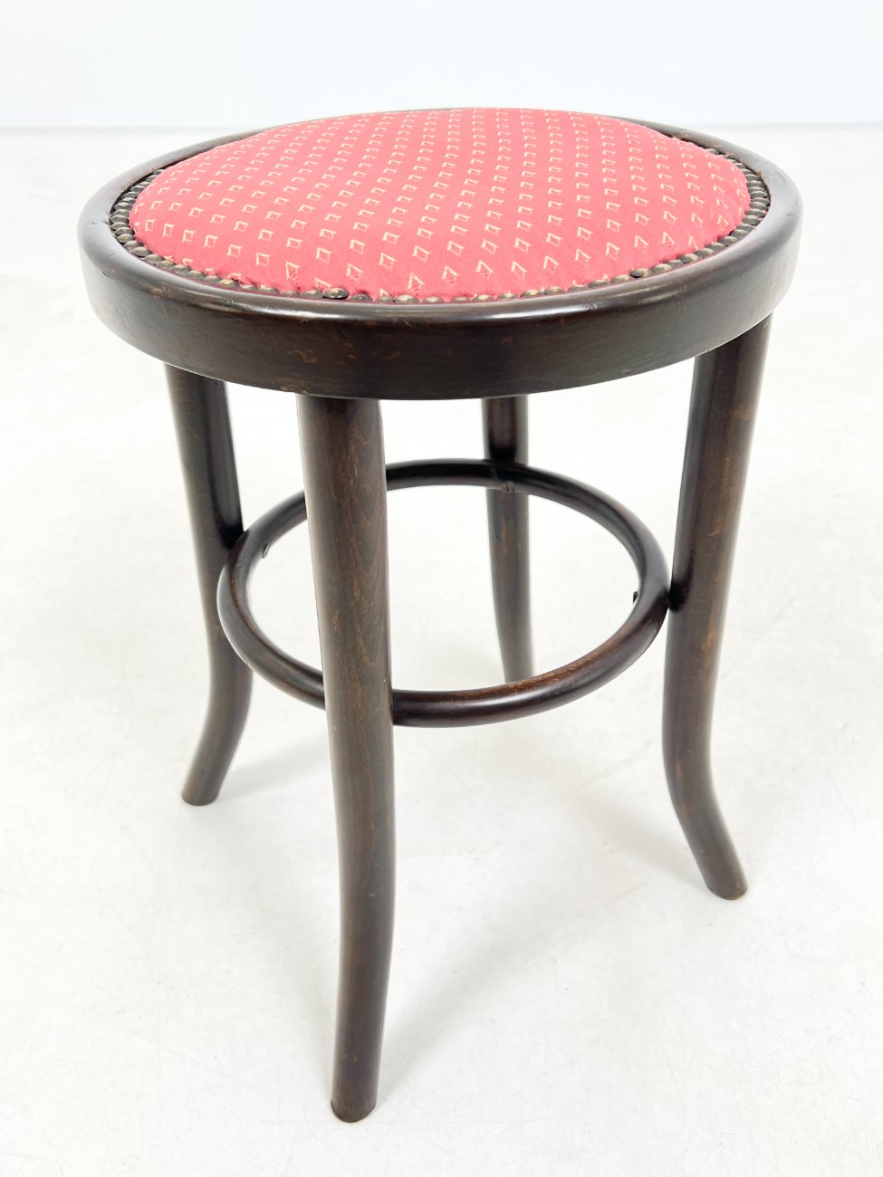 HK1054-pufai-1 Medinė taburetė su gobelenu 40,5×40,5×46 cm