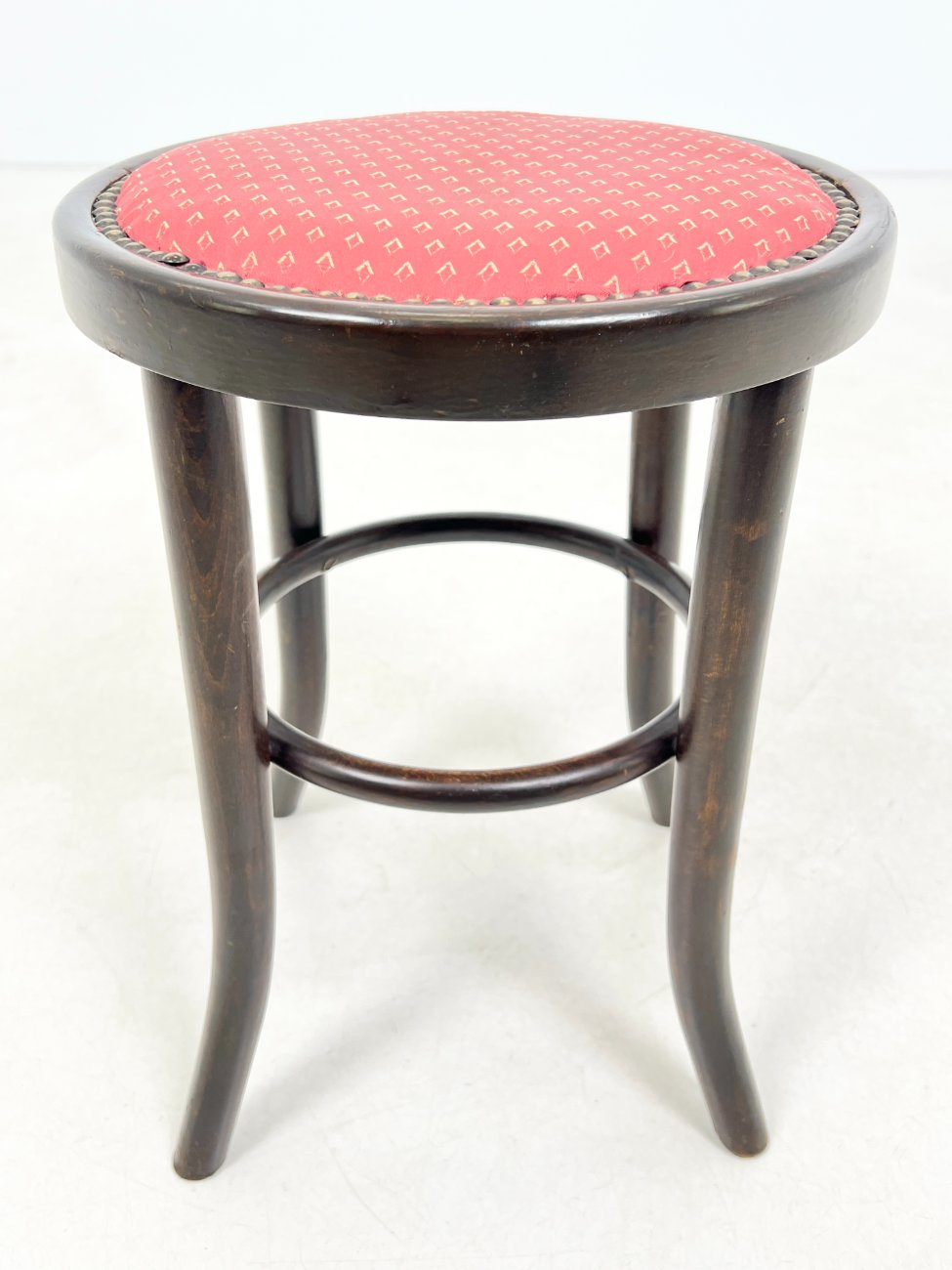 HK1054-pufai-3 Medinė taburetė su gobelenu 40,5×40,5×46 cm